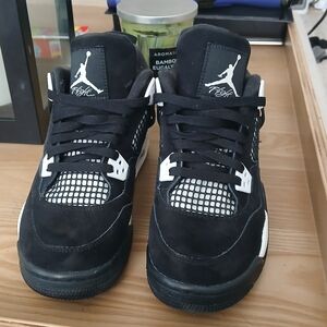 GRADE SCHOOL JORDAN 4 ( WHITE THUNDERS)